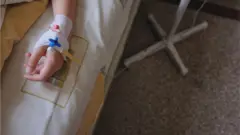 criança doente recebendo tratamento em hospital