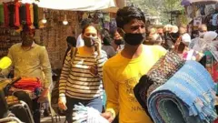 पुण्यात आज दुपारी नागरिकांनी खरेदीसाठी मार्केटमध्ये गर्दी केली.