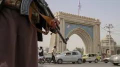 تعامل طالبان على أنهم حكام بحكم الأمر الواقع لأفغانستان