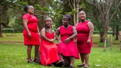 Ruth Mueni na Diana Waithera wakiwa pamoja na wenzao walio na hali kuwa mfupi