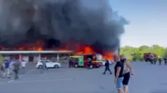 Shopping na Ucrânia é alvo de míssil russo