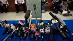 ร่างกฎหมายฉบับนี้ ระบุให้ผู้ประกอบวิชาชีพสื่อมวลชน ต้องมีใบอนุญาต