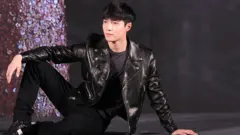 엑소 레이는 SNS에 "홍콩은 부끄러운 줄 알아라"라고 적힌 포스터를 올렸다.