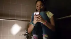 Una niña usa su teléfono para contactar con su madre en medio de un tiroteo en su escuela.