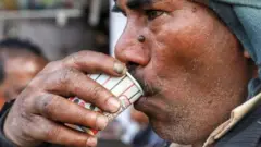 ভুয়া খবরে বলা হয় বেশি করে চা খেলে করোনাভাইরাস ঠেকানো যায়।