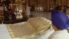 ਗੁਰੂ ਗ੍ਰੰਥ ਸਾਹਿਬ ਤੋਂ ਪਾਠ ਕਰ ਰਿਹਾ ਗ੍ਰੰਥੀ ਸਿੰਘ