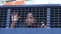 গত মঙ্গলবার রোজিনা ইসলামকে আদালত থেকে গাজীপুরে কাশিমপুর কারাগারে নিয়ে যাওয়ার সময়ের ছবি।