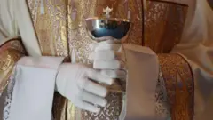 Polisi bado wanachunguza jinsi kikombe hicho kilivyotoweka kutoka kanisani