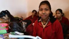 বয়ঃসন্ধিত থাকা কিশোরী।