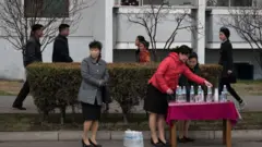 평양 마라톤 대회 중 식수를 나눠주는 행사 진행요원