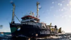 Akdeniz'de batan bir tekneden göçmenleri kurtaran Sea Watch gemisinin İtalya limanlarına girmesine izin verilmemişti