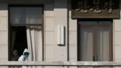2022년 9월 29일 북측 인물이 판문점 행정동 건물에서 쌍안경으로 남측을 바라보고 있다