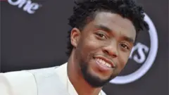 Chadwick Boseman regardant la caméra