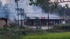 रोवा येथे जळत असलेली दुकानं