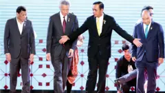 Tổng thống Philippines cùng Thủ tướng Singapore, Thái Lan và Việt Nam tại Lễ khai mạc Thượng đỉnh ASEAN lần thứ 34 tại Thái Lan.