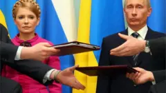 Чинний контракт між "Нафтогазом" та "Газпромом" на транспорутвання газу було підписано у січні 2009 році у Москві за присутності українського та російського прем'єрів - Юлії Тимошенко і Володимира Путіна