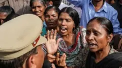 হায়দ্রাবাদে এই ধর্ষণ ও হত্যার ঘটনায় বিক্ষোভ ছড়িয়ে পড়ে।