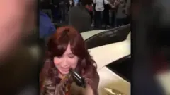 Momento em que arma é apontada contra Cristina Kirchner