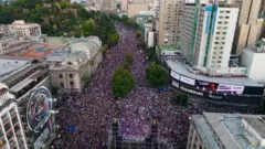 Multitudes llenan las calles en el centro de Santiago, celebrando la victoria de Gabriel Boric. 19 de septiembre de 2021