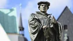 Un monument représentant Martin Luther à Eisleben, en Allemagne