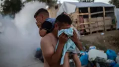 Yunanistan polisi, Moria kampında yangın sonrası başlayan protestolarda mültecilere göz yaşartıcı gazla müdahale etti.