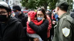 Bố mẹ nên sử dụng ngôn ngữ dễ hiểu khi nói với con về dịch bệnh