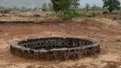 याच विहिरीत रूनाने मुलांना ढकललं