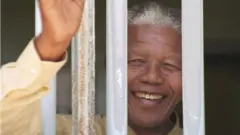 Mu 1994 Nelson Mandela yasuye icyumba yari afungiyemo kuri Robben Island