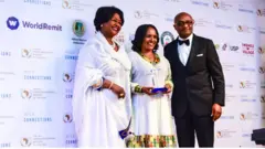 አምባሳደር አሪካና ቺሆምቦሪ ቃኦ ፣ አትሌት ደራርቱ ቱሉ እና ዶ/ር ጋሻው አብዛ [ከግራ ወደ ቀኝ]