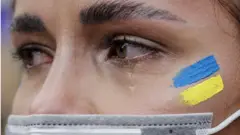 Perempuan Ukraina menangis saat demonstrasi memprotes serangan Rusia ke Ukraina, di Bali, Selasa (01/03).