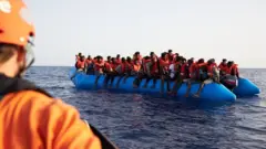 Muhaajiriinta ayaa raaca inta badan doomo aad loo buux dhaafiyay