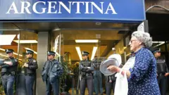 Una anciana protestas con su cacerola en 2002