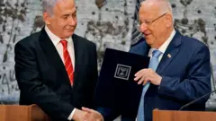 Rivlin, görevi canlı yayımlanan bir törenle Netanyahu'ya verdi