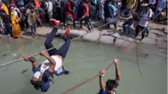 প্রাণের ঝুঁকি নিয়ে ফেরিতে ওঠার চেষ্টা।