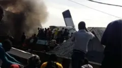 Une foule sur le lieu du crash