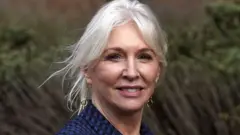 وزيرة الثقافة البريطانية نادين دوريس.