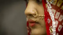 பெண் - கோப்புப் படம்
