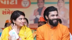 पत्नी रिवाबा के साथ क्रिकेटर रवींद्र जडेजा.