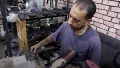 كيف تهدد أزمة الدولار في مصر بإغلاق بعض المصانع ؟