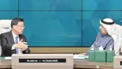 रियाद में सऊदी अरब के निवेश मंत्री ख़ालिद अल फ़लीह के साथ हॉन्ग कॉन्ग के सीईओ जॉन ली.