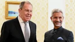 भारतीय विदेश मंत्री एस जयशंकर के साथ लावरोव