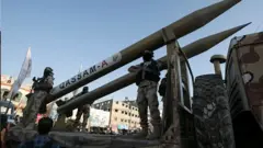 تمتلك حماس والجماعات الفلسطينية المسلحة الأخرى في غزة مجموعة متنوعة من الصواريخ