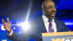 民主黨人拉斐爾·沃諾克（Raphael Warnock）發表獲勝演說。