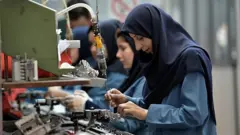 بحران صندوق‌های بازنشتگی در ایران؛ سرنوشت مبهم میلیون‌ها حقوق‌بگیر