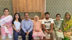 কোভিডে আক্রান্ত হয়ে হাসপাতালে যাওয়ার আগে দিল্লিতে ভাড়া করা বাড়িতে স্বামী সন্তানদের সাথে গুলশান আক্তার (মাঝে)। একদম বামে মেজ মেয়ে নাহিদ তৃণা