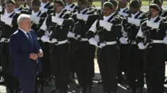 Lula caminha enfrente a militares na cerimônia de posse Agência Senado
