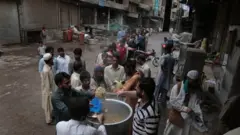 Pakistan'ın Lahore kentinde yemek kuyruğunda bekleyenler