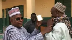 Kashim Shettima (tsohon gwamnan jihar Barno) yana zolayar wani Bafulatani.