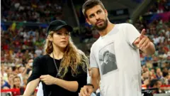 Uma mulher de cabelos compridos e um homem em uma quadra de basquete