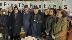 نزار زکا، جمشید برزگر و باری روزن به همراه جمعی از فعالان سیاسی خارج از ایران
